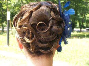 Coiffeuse à domicile pour une coiffure de mariage