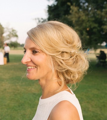 Coiffeuse à domicile pour une coiffure de mariage à Brach